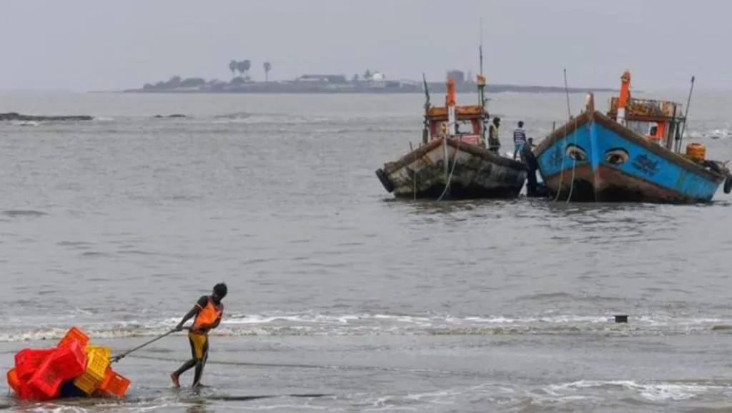 90 दिवसांच्या बंदीवर पारंपरिक मच्छीमारांचा नाराजीचा सूर Traditional fishermen express displeasure over 90-day ban