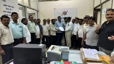 वेर्ले ग्रामस्थांचा बीएसएनएल अधिकाऱ्यांना घेराव