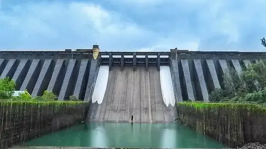 कोयना धरणाचे दरवाजे दीडवरून साडेतीन फुटांवर Koyna dam gates raised from one and a half to three and a half feet