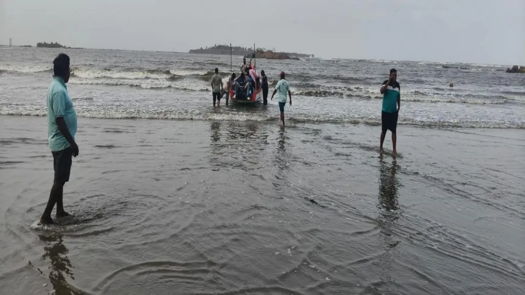 मेढा समुद्रात मासेमारी नौका उलटून एक मच्छीमार बेपत्ता
