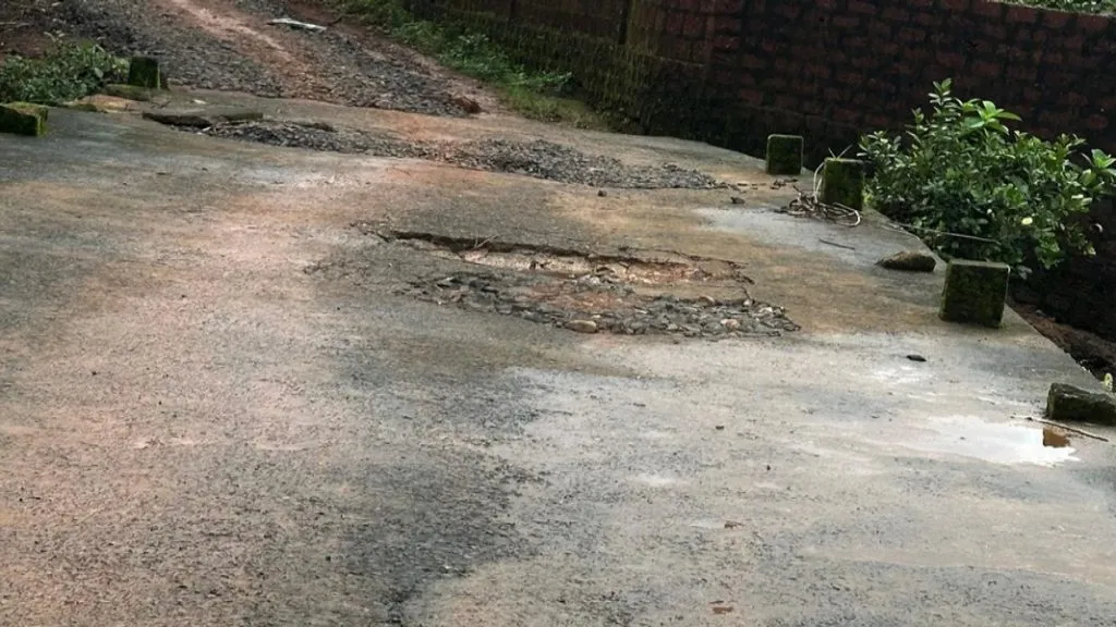 न्हावेली-मातोंड पेंडूर मार्गावरील पूलाला भगदाड