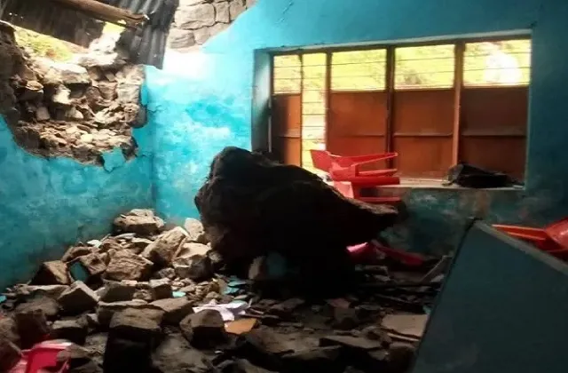 शाळेवर कोसळला भलामोठा दगड