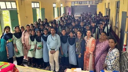 लोकमान्य सोसायटीतर्फे वाडोस विद्यालयात मोफत सॅनिटरी पॅड वितरण