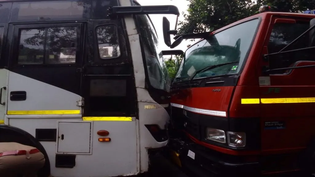 वेंगुर्ले भटवाडी येथे एसटी व आयशर टेम्पोची समोरासमोर धडक