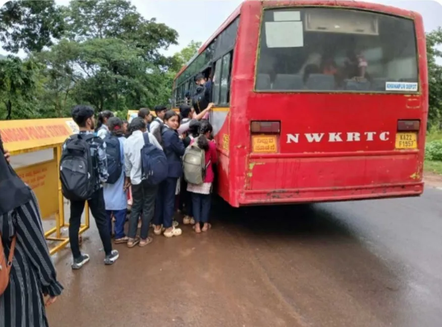 खानापूर तालुक्यातील बससेवा कोलमडल्याने विद्यार्थ्यांचे हाल Students' plight as bus service in Khanapur taluka collapses