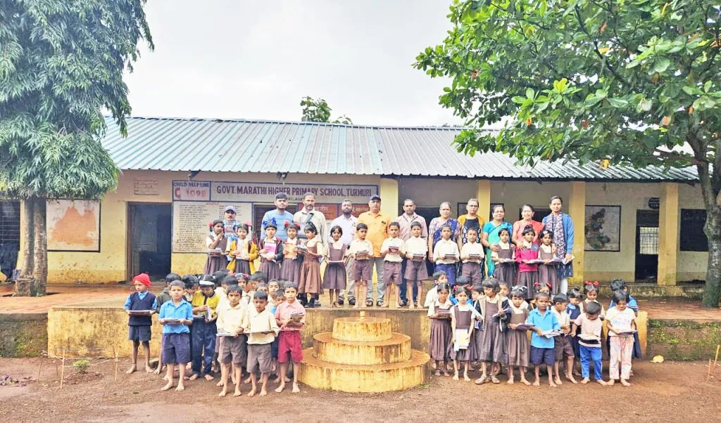 Educational materials were distributed to students in Turmuri on behalf of Maharashtra Ekikaran Yuva Samiti.