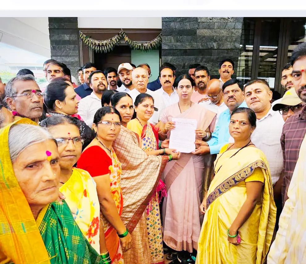 हिंडलगा येथील रेणुका भक्तांचे लक्ष्मी हेब्बाळकर यांना निवेदन Statement from Renuka devotees from Hindlaga to Lakshmi Hebbalkar