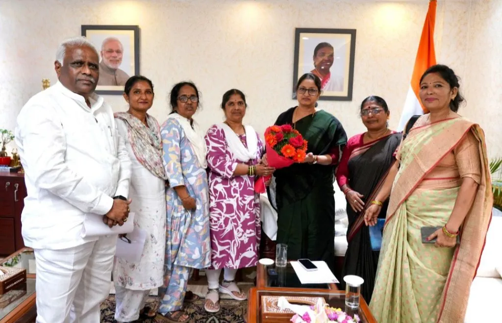 Khanapur Anganwadi workers submit a statement to the Union Minister for Women and Child Development