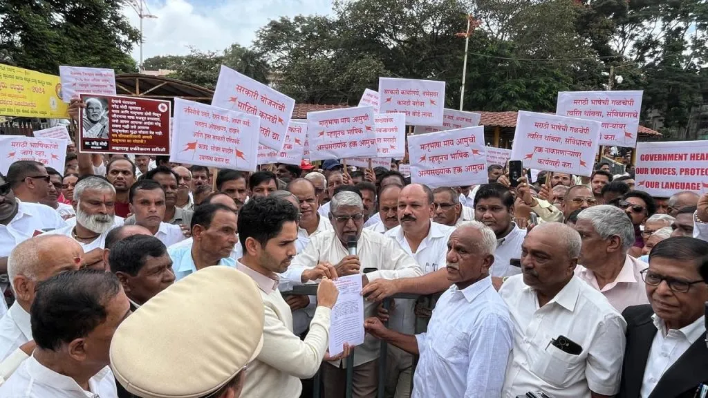 भाषेच्या सन्मानासाठी मराठी माणूस एकवटला Marathi people unite for the respect of the language