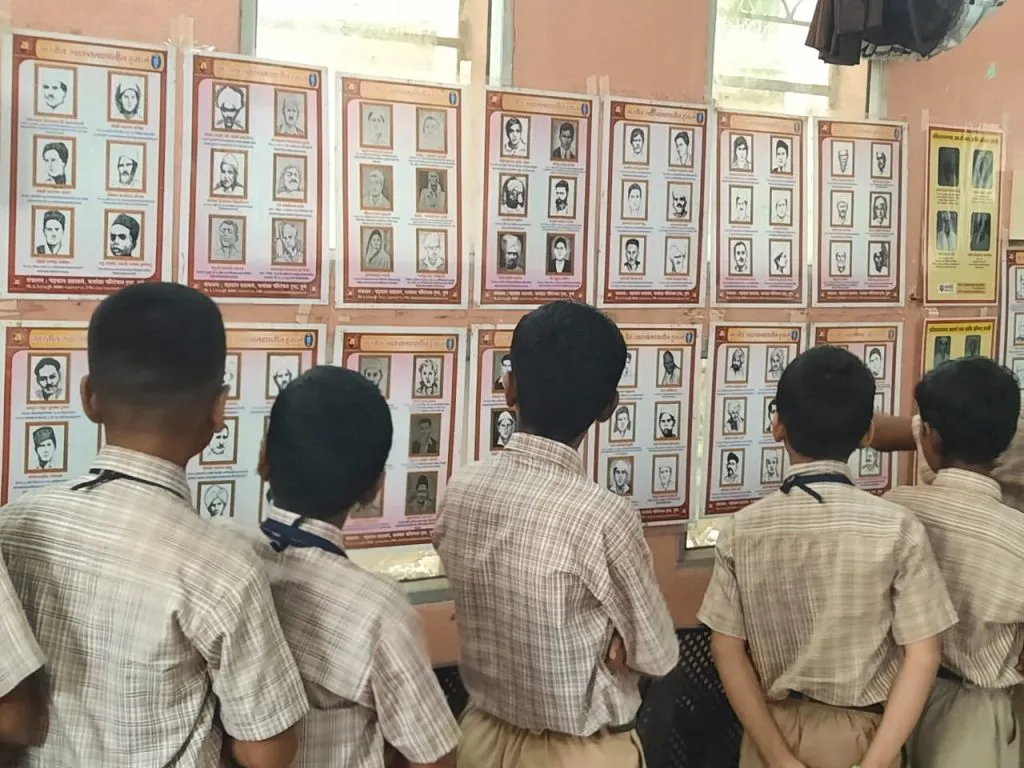 क्रांतिकारकांच्या दोन हजार छायाचित्रांचे लोकमान्य को-ऑप.सोसायटीतर्फे प्रदर्शन Lokmanya Co-op Society exhibits two thousand photographs of revolutionaries