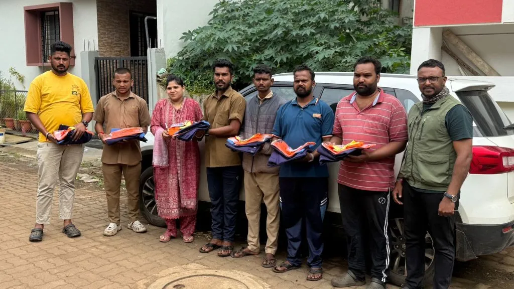 सफाई कर्मचाऱ्यांना ठेकेदाराकडून कपड्यांचे वाटप Contractor distributes clothes to sanitation workers