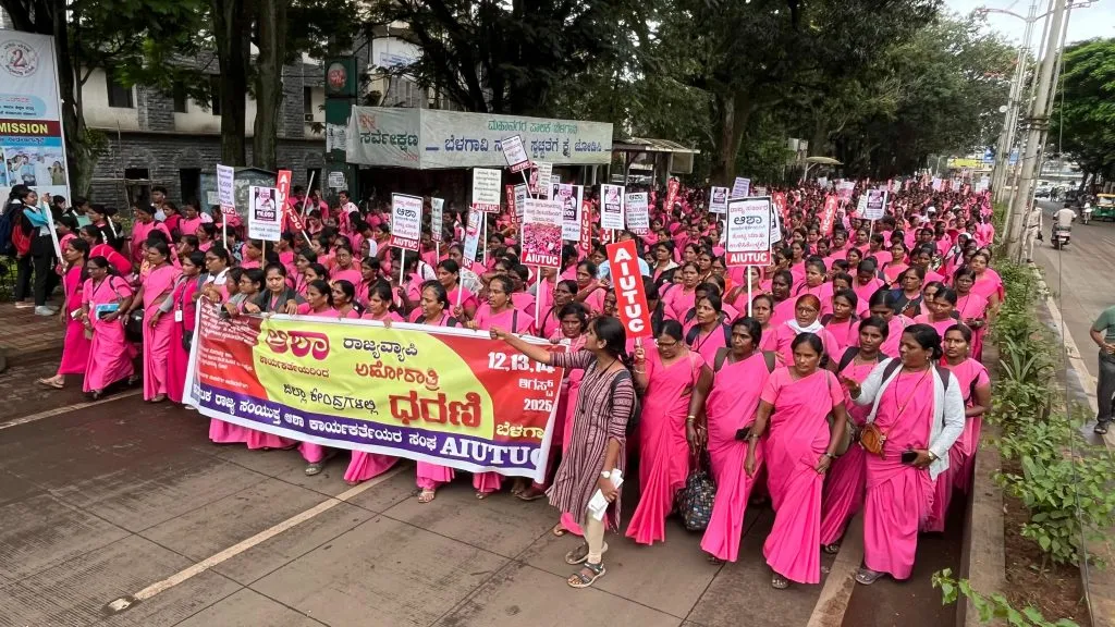आशा कार्यकर्त्या अहोरात्र आंदोलनावर Asha activists on day and night agitation