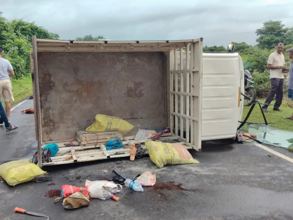 टेम्पो अपघातात महिला ठार, पाच गंभीर Woman killed, five seriously injured in tempo accident