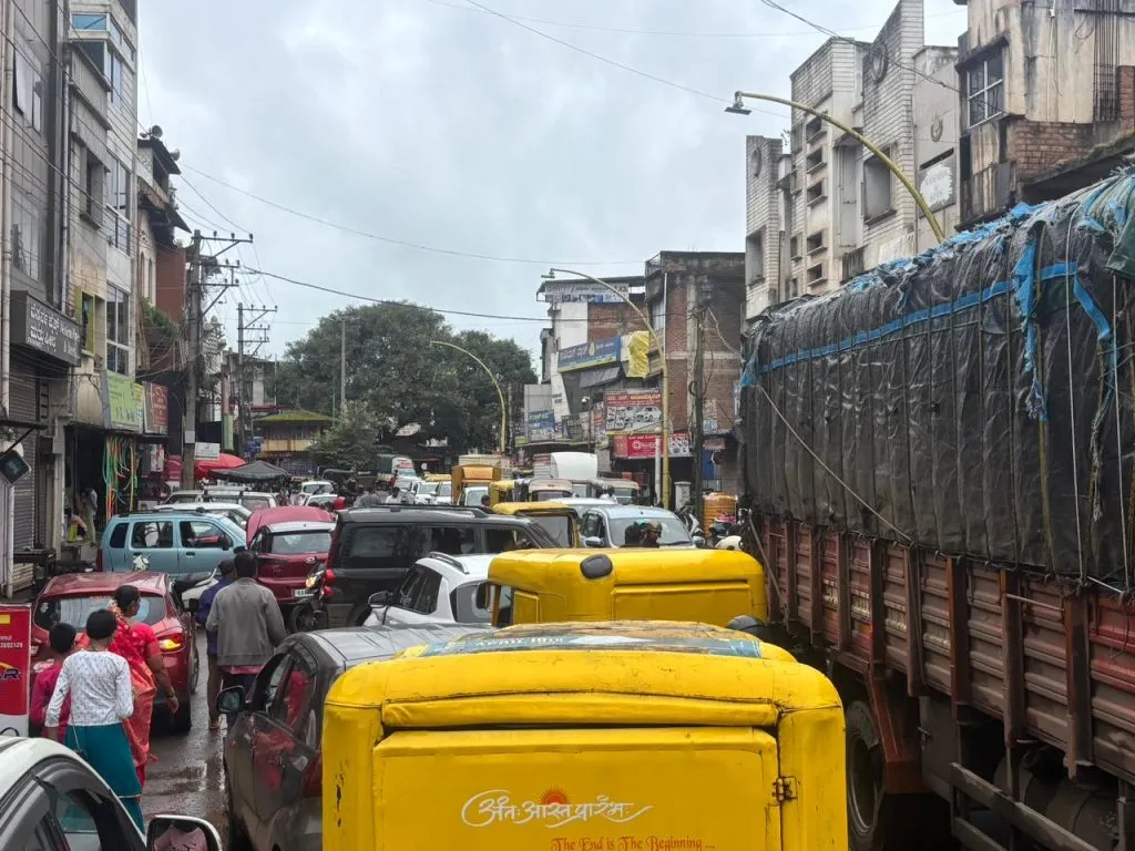 Major traffic jam from Patil Gali to Fort Road