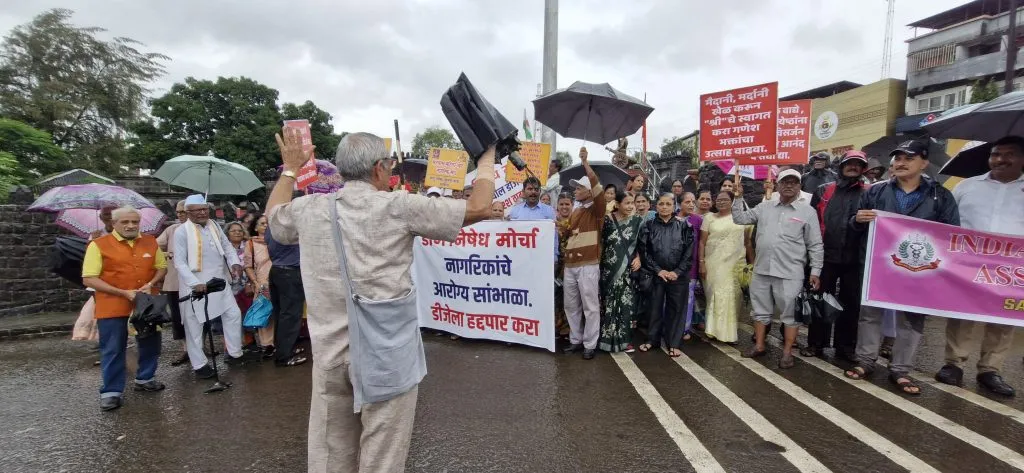 Senior citizens march in heavy rain against DJs