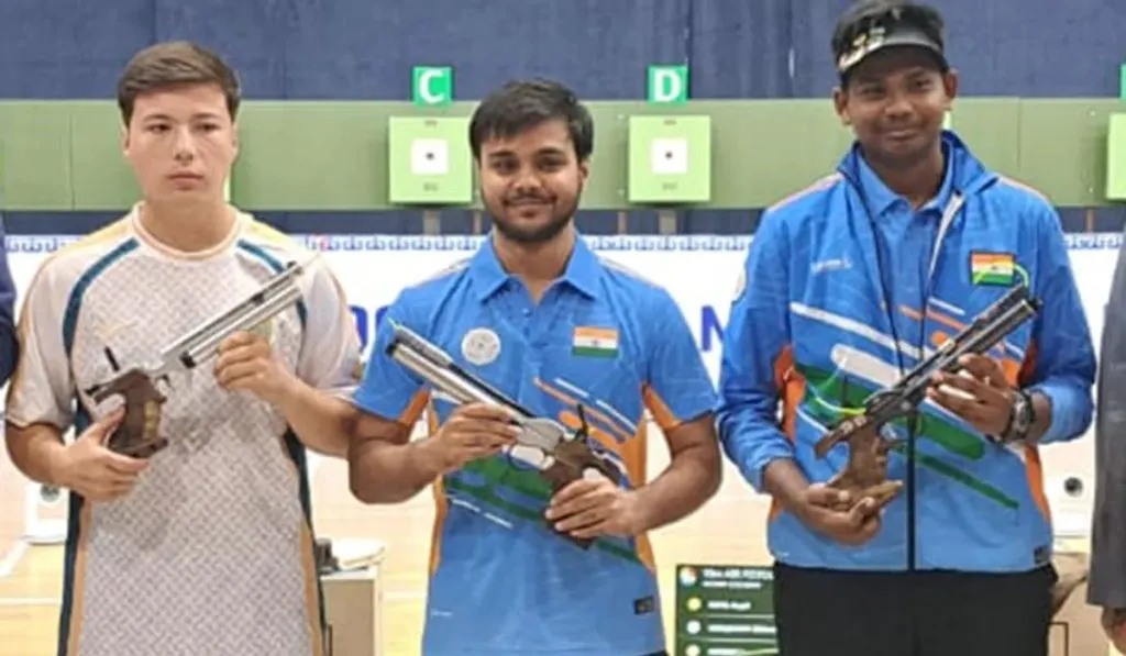 आशियाई नेमबाजी स्पर्धेत कपिलला सुवर्ण, संघाला रौप्यपदक Kapil wins gold, team wins silver in Asian Shooting Championship