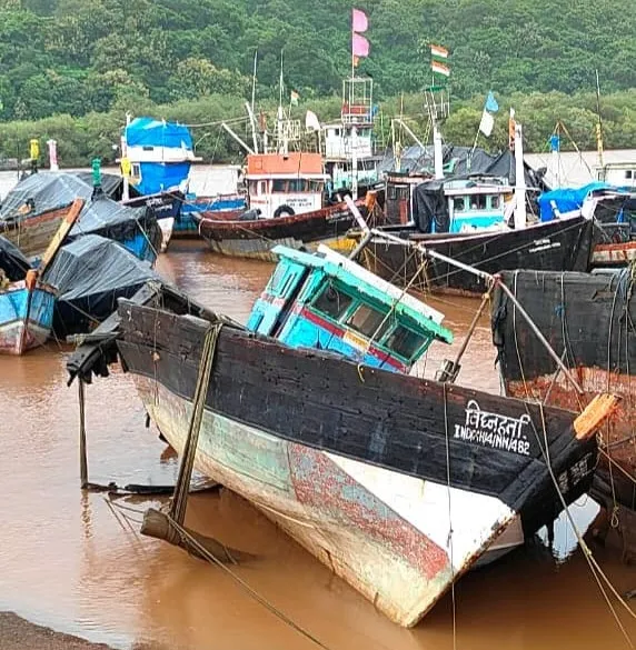 आंजर्ले खाडीत तुफानी पावसामुळे नौका फुटून दहा लाखाचे नुकसान Boat damaged due to heavy rains in Anjarle creek, causing a loss of ₹10 lakh