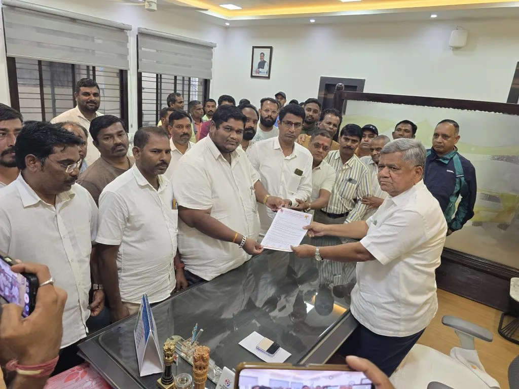 Stop the Kannada compulsion and respect Marathi.