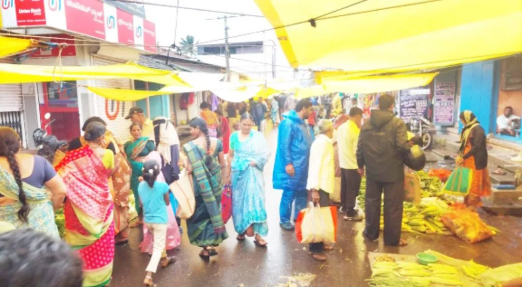 Huge crowd in Nandgad for Ganesh Chaturthi festival shopping