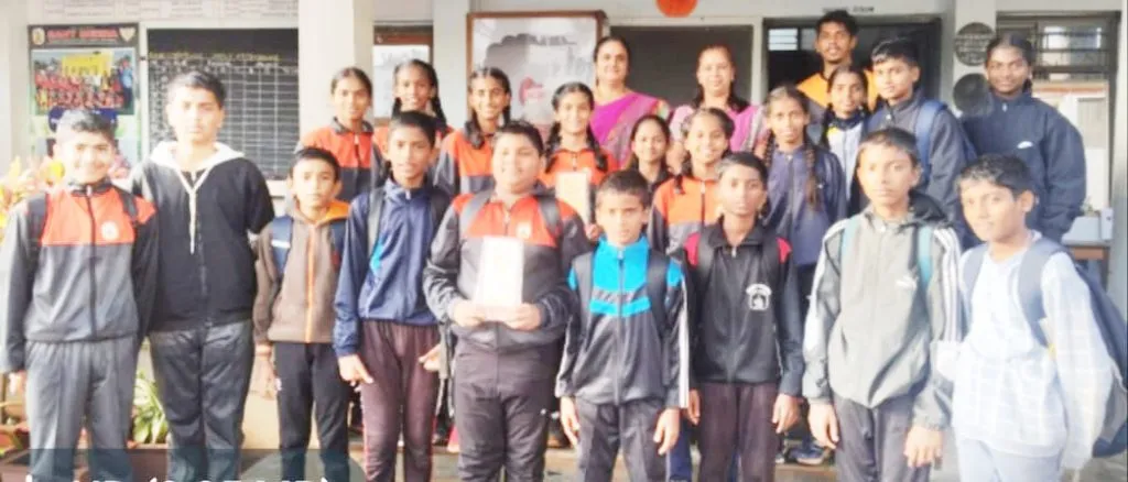 हँडबॉल स्पर्धेत संत मीराला दुहेरी मुकुट Sant Mira wins double crown in handball tournament