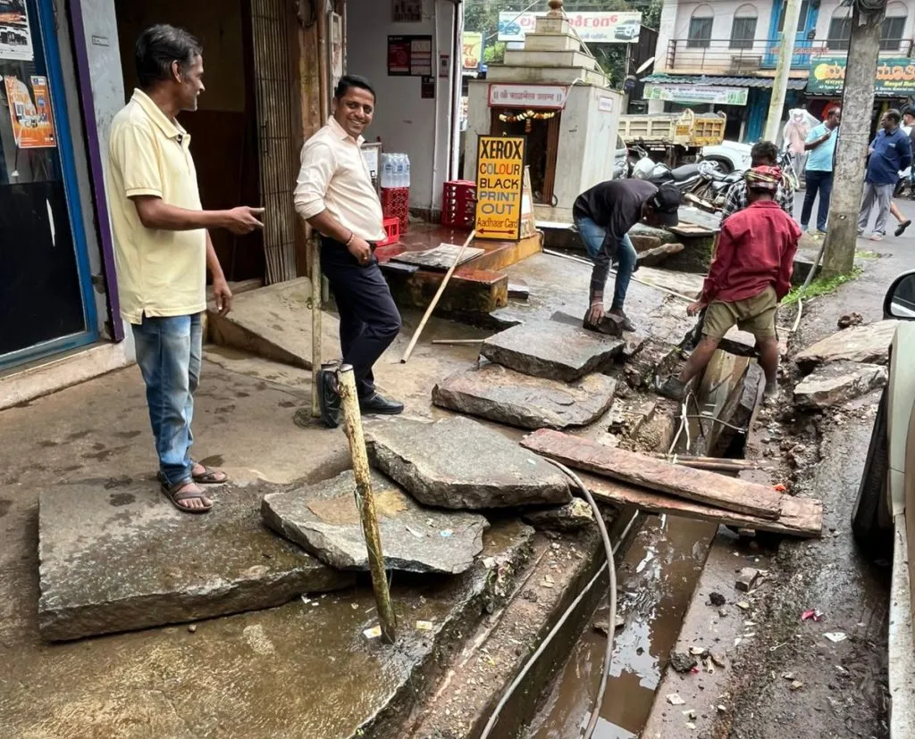 अनसूरकर गल्लीतील गटारीवर काँक्रिट घालण्याची मागणी Demand to pour concrete on the drain in Ansurkar Street