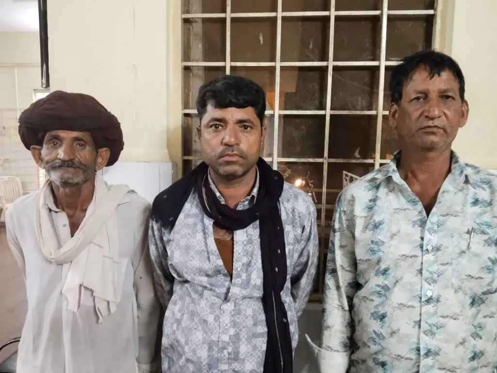 32 वर्षे फरारी असलेल्या मारामारीतील संशयितांना अटक Fight suspects who have been on the run for 32 years arrested