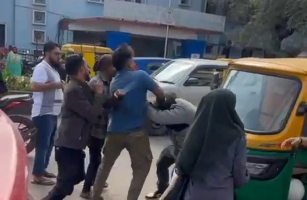 Rickshaw driver and passenger fight over rickshaw fare
