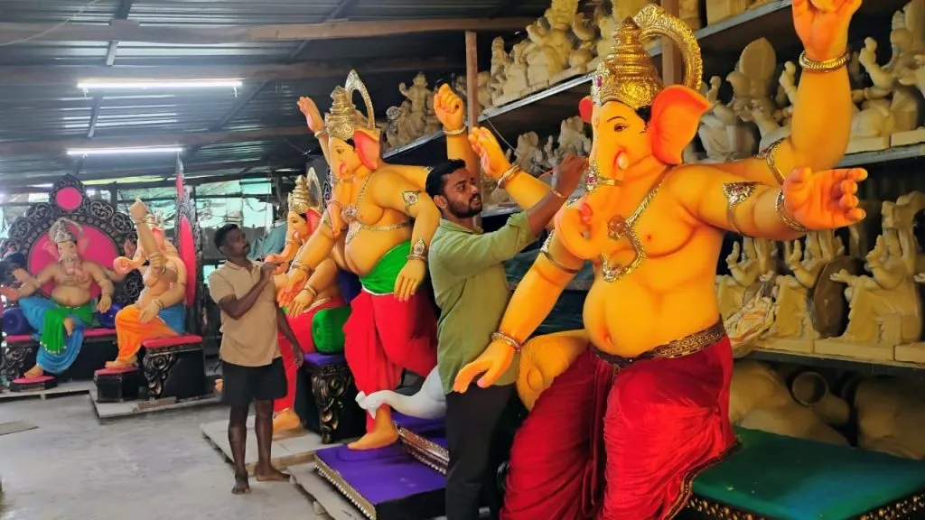 मूर्तींवर अखेरचा हात फिरवण्याची मूर्तिकारांची लगबग Sculptors rush to put the final touches on the idols