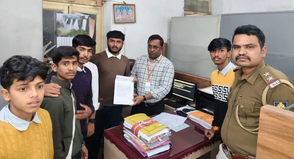 ABVP submits memorandum to District Magistrate for appointment of guest professors