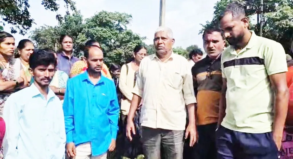 बाची सरकारी शाळेतील शिक्षकाच्या बदलीच्या निषेधार्थ शाळेला ठोकले टाळे School closed to protest teacher transfer