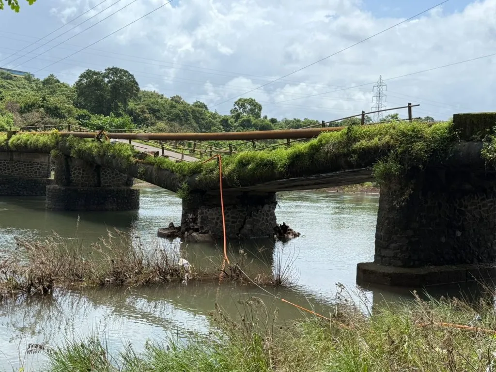पिंपळीचा पूल खचल्याने ‘दसपटी’चा संपर्क तुटला Due to the collapse of Pimpali bridge, Daspati was cut off