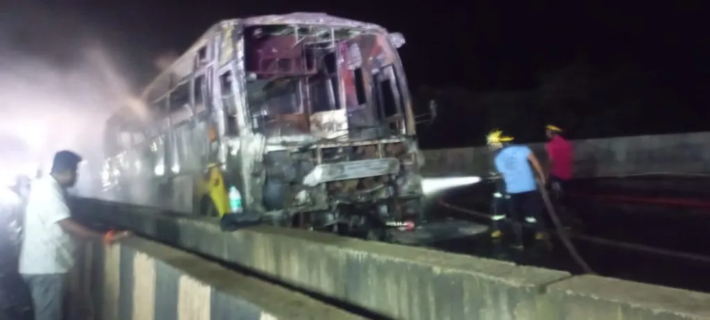 खासगी आराम बस जळून खाक A private luxury bus was completely burnt