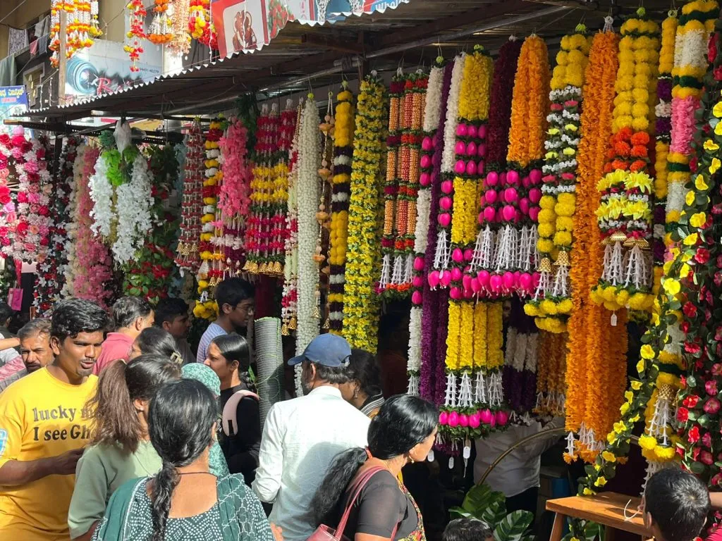 The market is full of decorative materials.