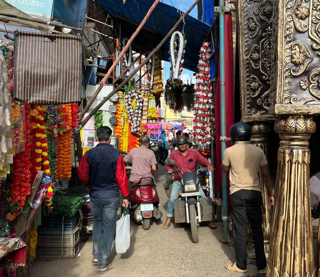 रस्त्यावरील विक्रेत्यांमुळे वाहतूक कोंडीत भर Traffic congestion due to street vendors