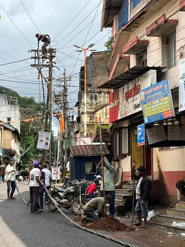 गर्दी दिवशीच शहरात विजेचा खेळखंडोबा Electricity outage in the city on a busy day