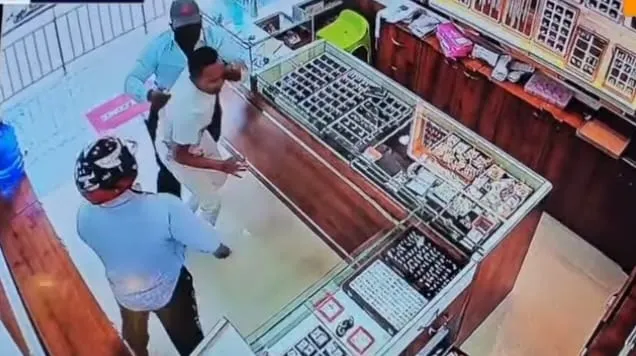 Attempt to rob a jewelry store at gunpoint