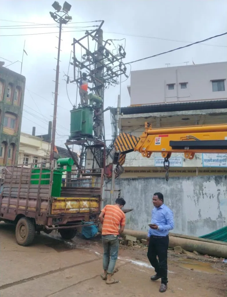 हेस्कॉम कर्मचाऱ्यांकडून गणेशोत्सवातही नागरिकांची सेवा HESCOM employees serve citizens even during Ganeshotsav