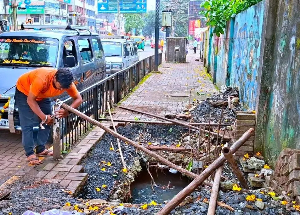 कॉलेज रोडवरील धोकादायक गटारीभोवती बांबू Bamboo around dangerous drain on College Road