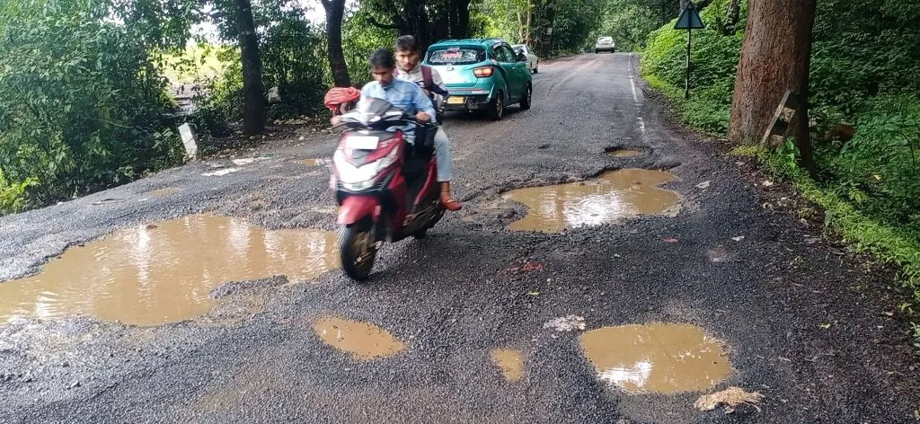 चोर्ला रस्त्याची दोनच महिन्यात चाळण Sieve of Chorla road in two months