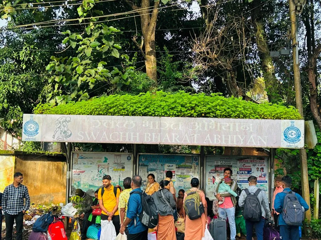 पावसामुळे बसथांब्याची दुर्दशा Bus stop in disrepair due to rain
