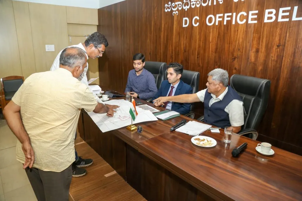 खासदार जगदीश शेट्टर यांची जिल्हाधिकाऱ्यांशी चर्चा MP Jagdish Shettar's discussion with the District Collector