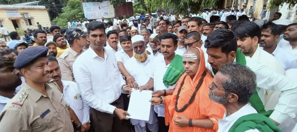 पाण्यासाठी विजापूर जिल्हाधिकारी कार्यालयावर मोर्चा March at Bijapur District Collector's Office for water