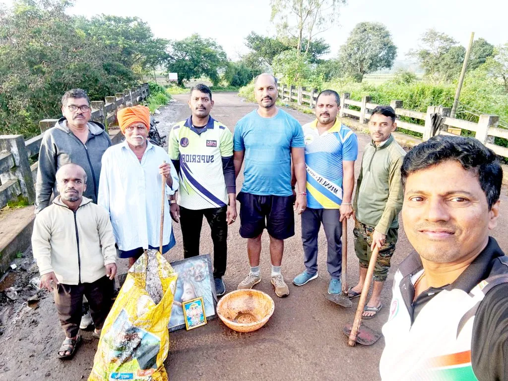 मण्णूर येथील कार्यकर्त्यांकडून मार्कंडेय नदी पुलावरील स्वच्छता Workers from Mannur clean up the Markandeya River Bridge