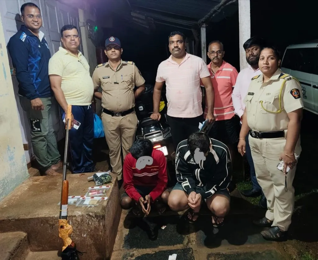 शिकारीच्या उद्देशाने फिरणाऱ्या दोघांना अटक Two people roaming with the intention of hunting arrested