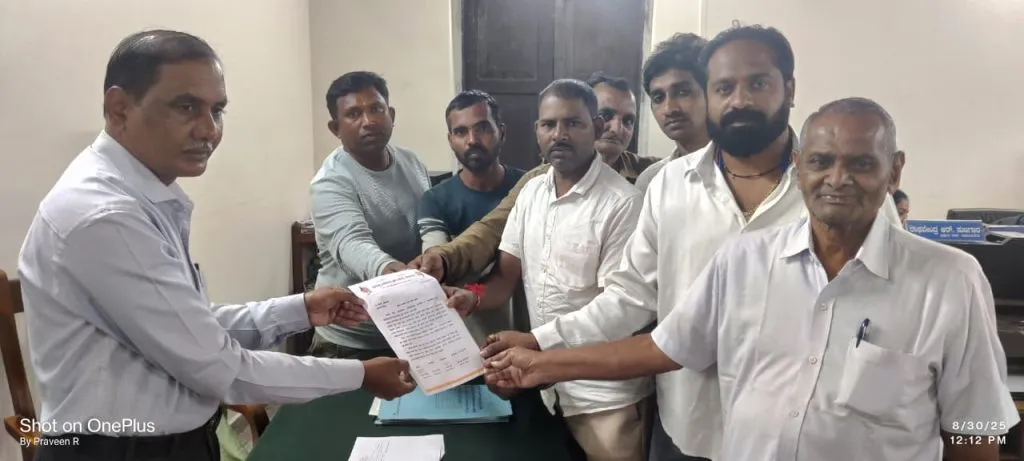 अनंत चतुर्दशीला शाळांना सुटी द्या Give holidays to schools on Anant Chaturdashi