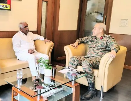 कडाडी यांनी घेतली ब्रिगेडीयर मुखर्जी यांची भेट Kadadi met Brigadier Mukherjee