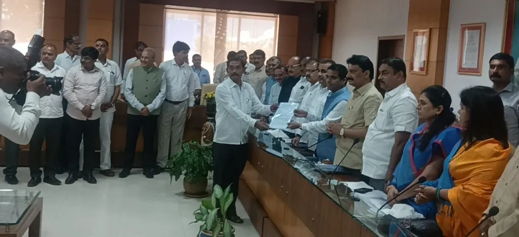 Cadre of group secretaries established in the district