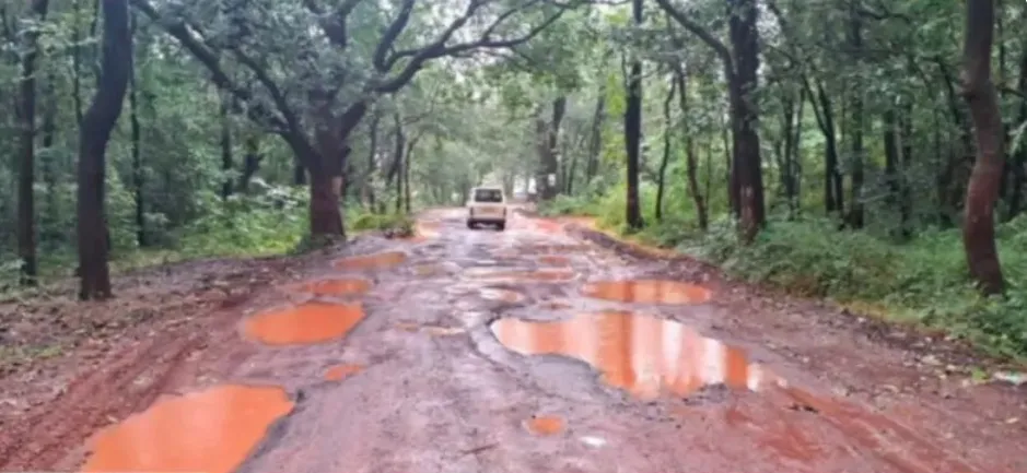 Khanapur-Hemmadga road is full of potholes