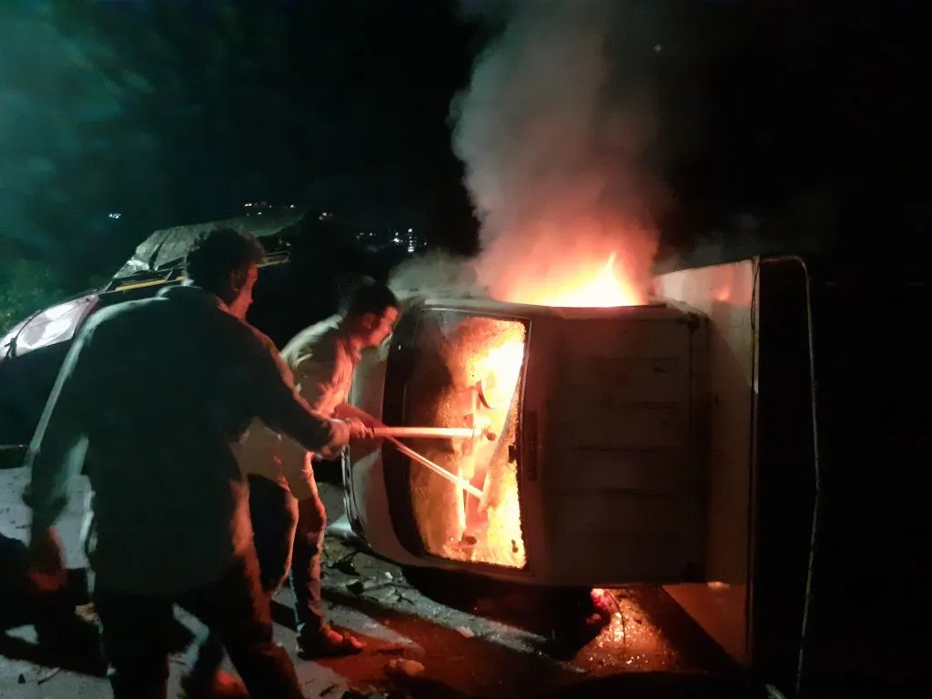 रस्त्यातील स्टेज काढण्यावरुन राडा Commotion over removing a stage set up on the road