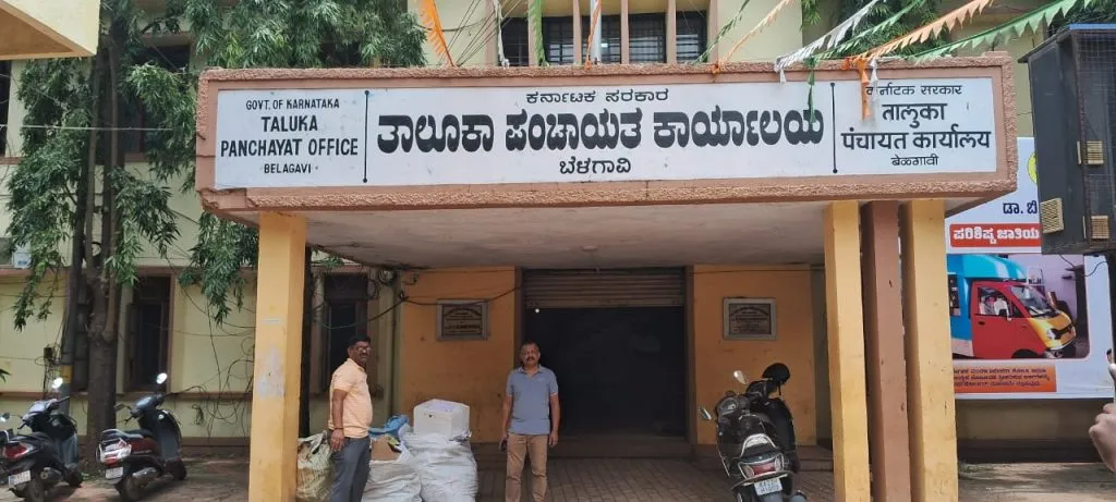 तालुका पंचायत कार्यालयात अधिकारी-कर्मचाऱ्यांकडून स्वच्छता Cleanliness by officers and employees at the Taluka Panchayat office